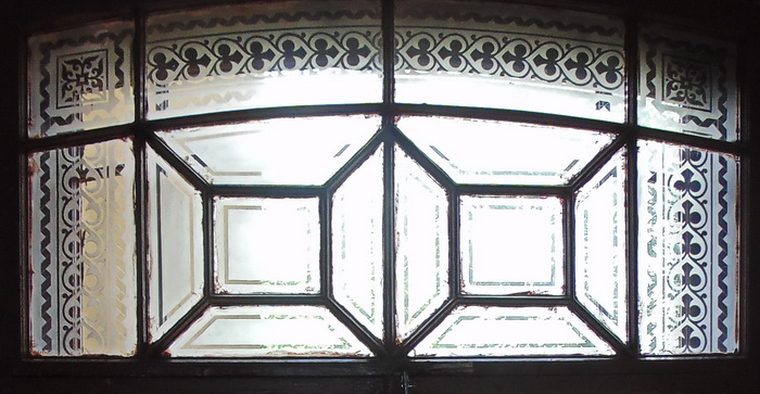 2-я линия, 9. Фрамуга окна с травлеными витражами 2-3 этажа. Фото 2019
